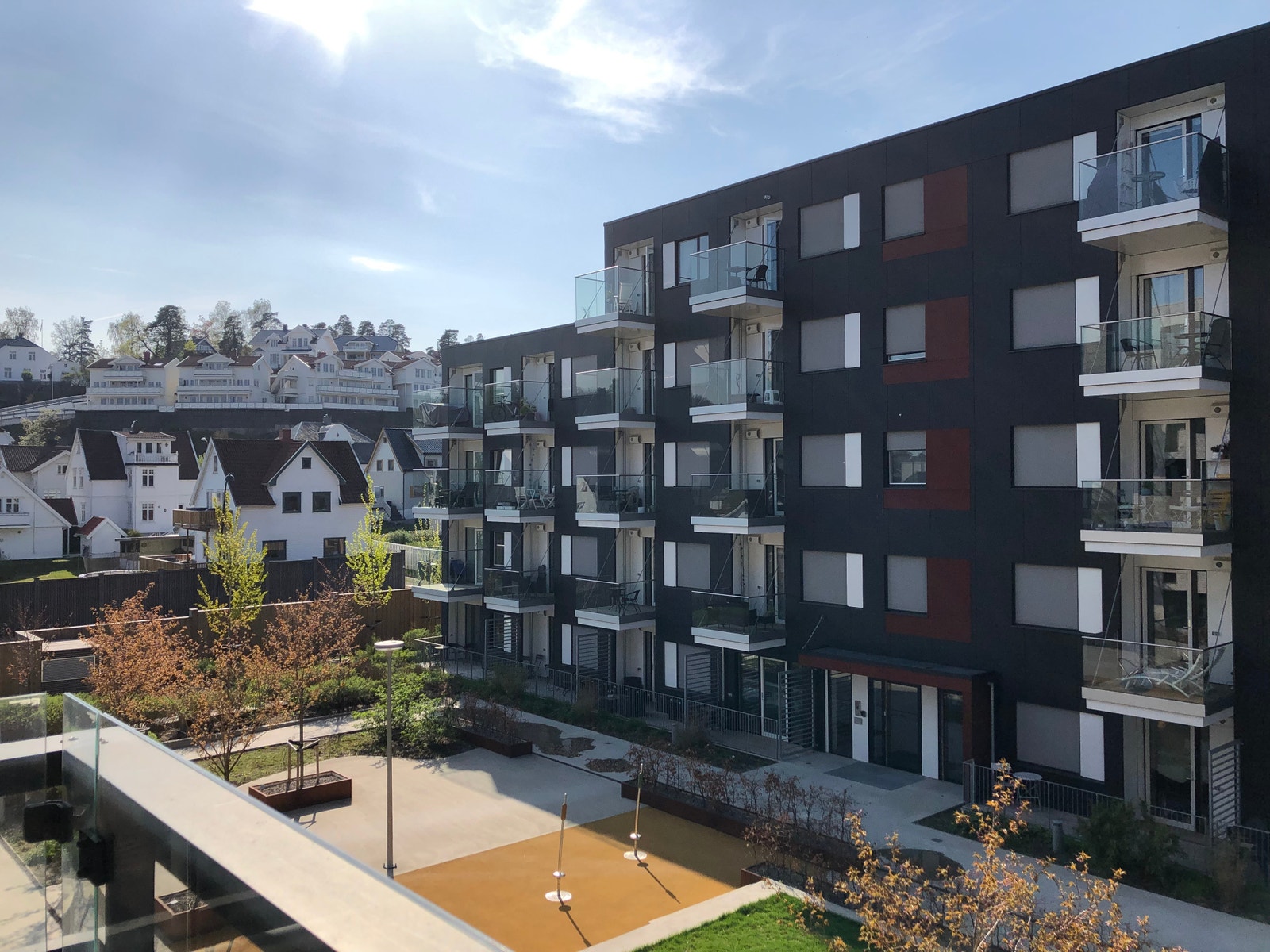 Utsikt inn i gården Galleribilde