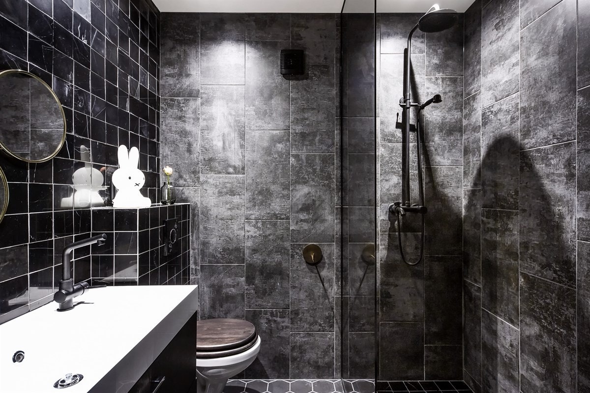 En herlig kombinasjon av frekke fliser gjør badet til et rom med det lille ekstra. Badet har utrolig lekre Hexagonfliser som er håndlagd i betong. Galleribilde