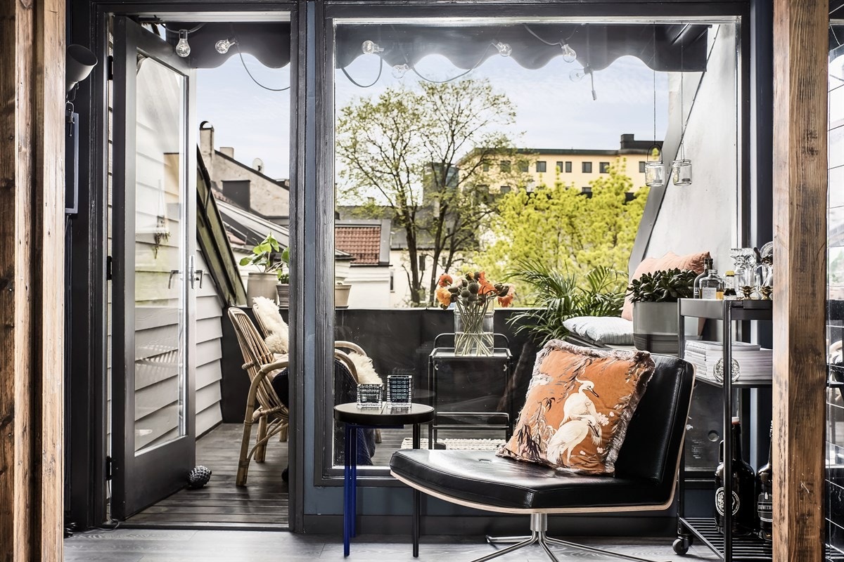 Med himmelen som nærmeste nabo. Helt fritt for 'bylyd' når man sitter på terrassen. Vender ut mot frodig bakgård, uten innsyn. Bakgården byr også på felles hage, hellelagt grillplass med sittegrupper osv Galleribilde