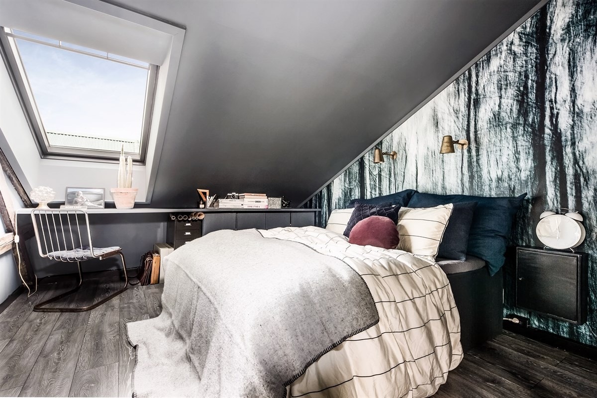 Drøm søtt! Behagelig soverom med tapet fra Wall&Deco og vegger malt i den populære fargen St. Pauls Blue. Galleribilde