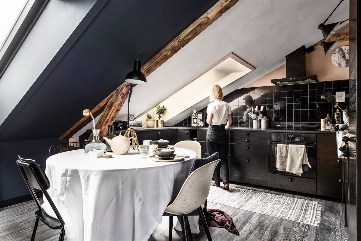 Kjøkkenet er meget funksjonellt og boligen har gjennomgående bruk av sorte Nero Maruquina 10x10 marmorfliser. Galleribilde