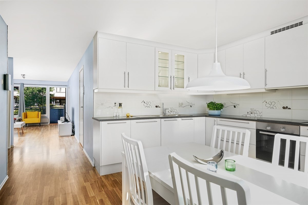 Kjøkken med spiseplass Galleribilde