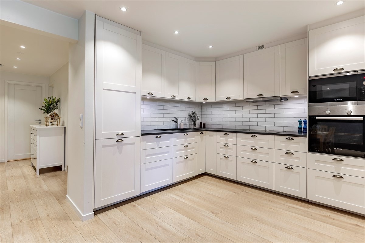 Lekkert IKEA kjøkken fra 2015 med integrerte hvitevarer. Galleribilde