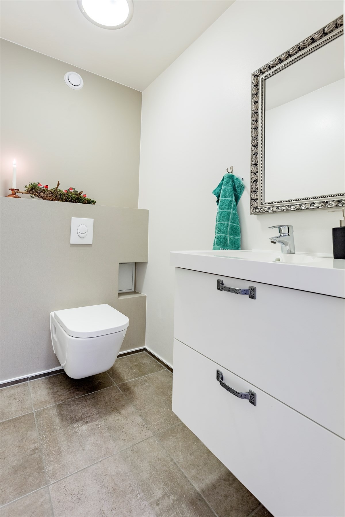 Separat WC med servant-/skap. Et ekstra WC med servant er meget praktisk nå hele familien skal gjøre seg klar på kort tid. Galleribilde