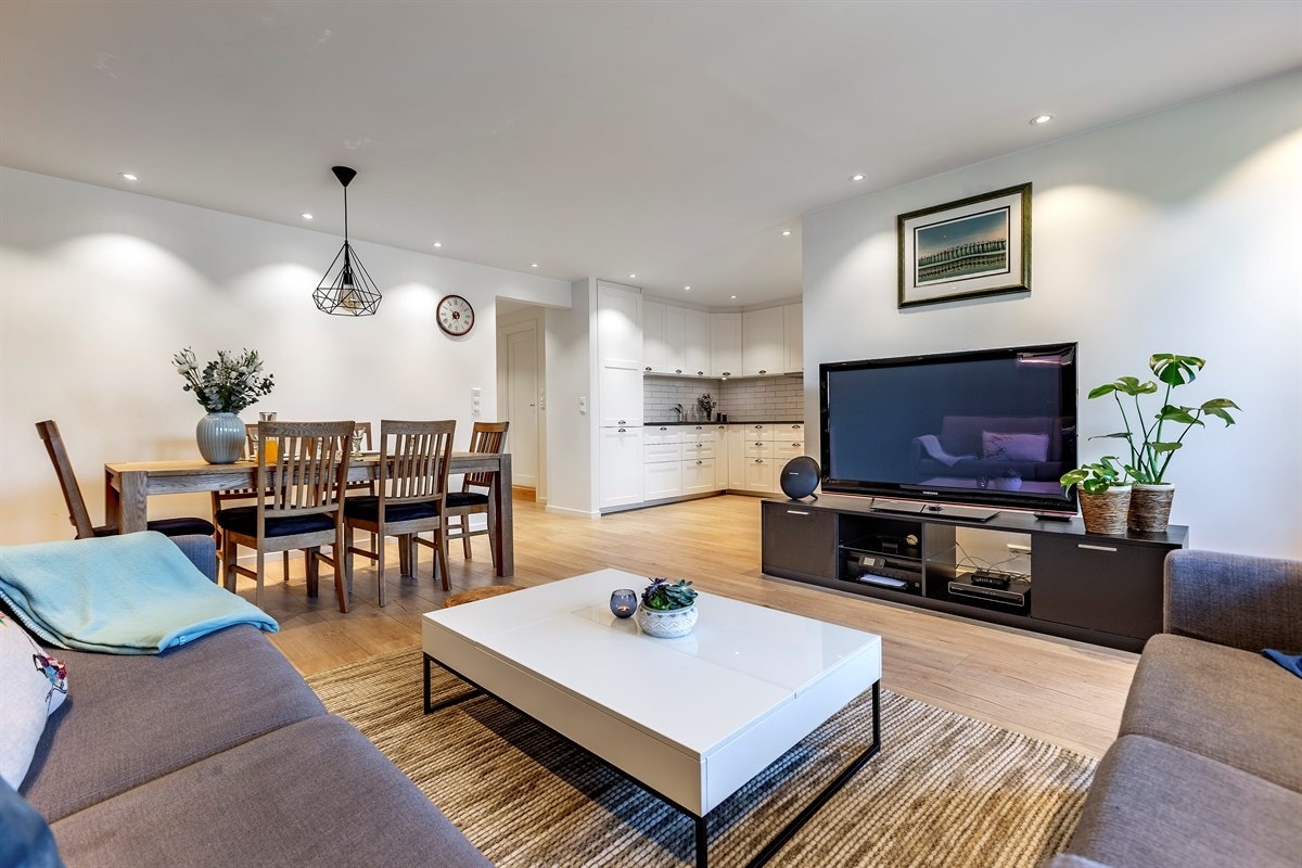 Velkommen til en flott leilighet i Rugdeberget 12. Smakfull stue med åpen kjøkkenløsning. Downlights med LED. Galleribilde