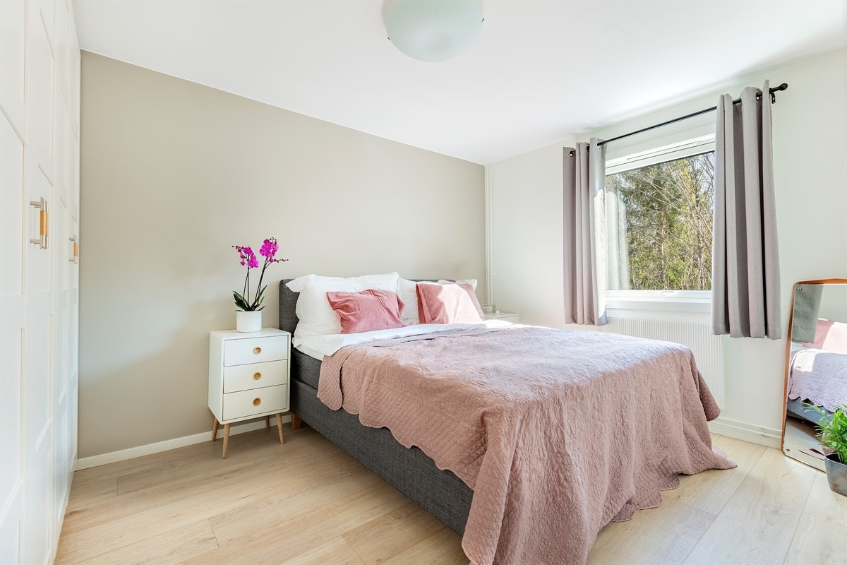 Soverom 2 vender ut mot skogen. Galleribilde