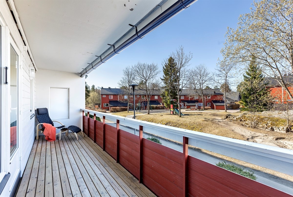 Overbygd, vestvendt balkong med utsikt over nærområdet. Galleribilde
