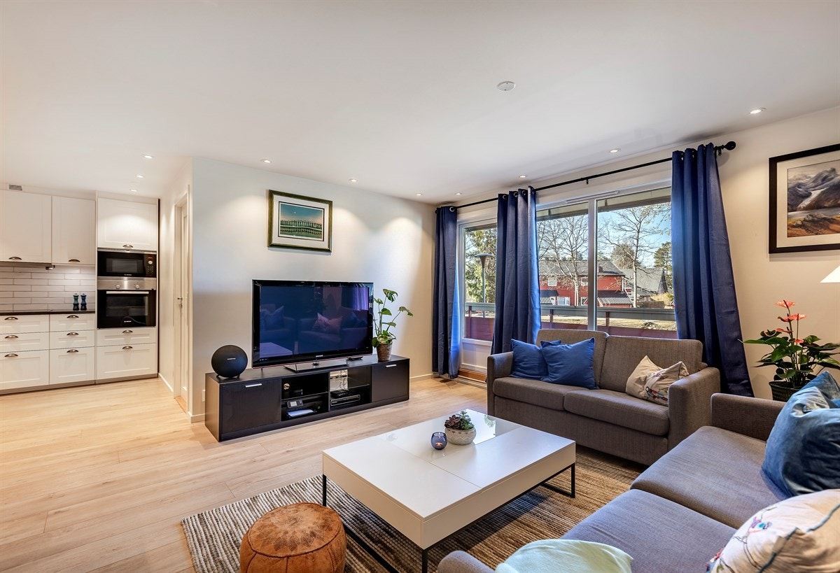 Lys og luftig løsning med utgang til overbygd balkong. Galleribilde