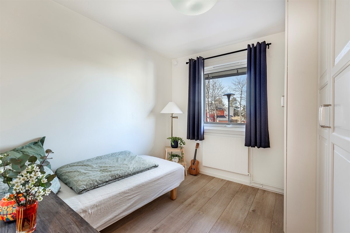 Soverom 3 vender ut mot balkongen. Galleribilde