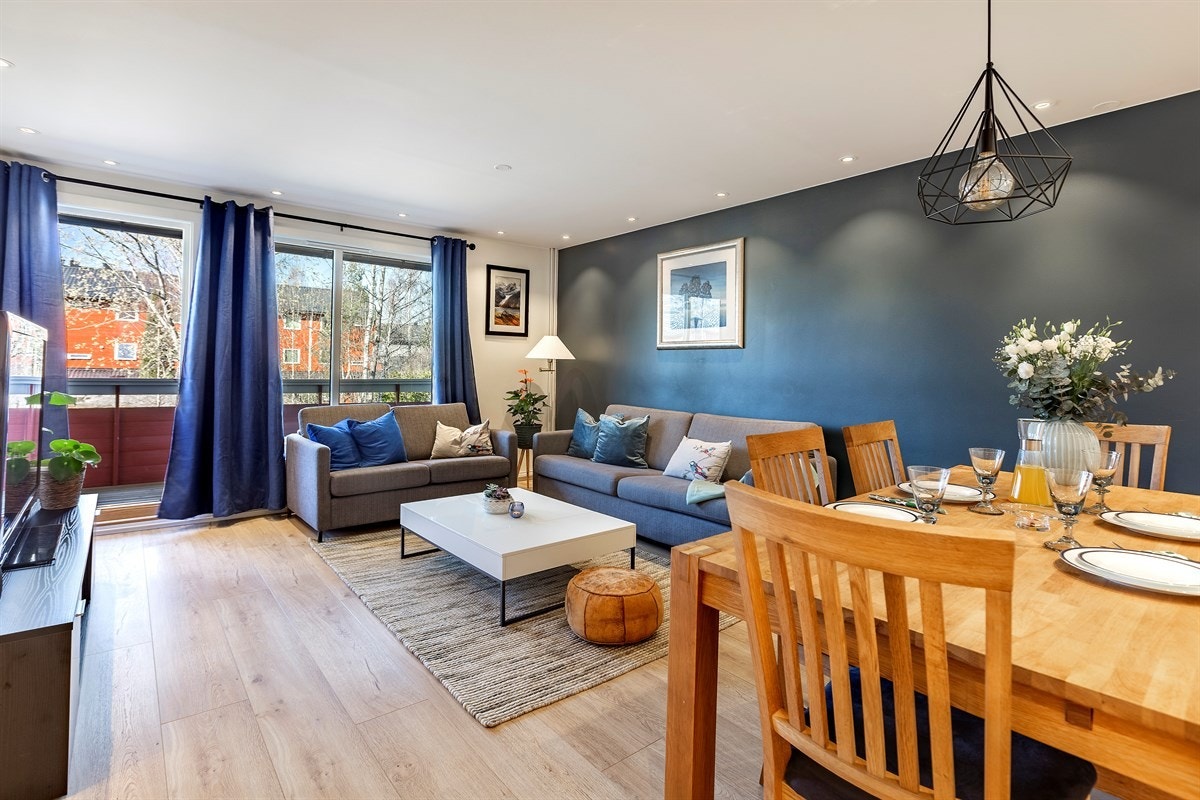 Stuen har god plass både til salong og spiseplass. Galleribilde