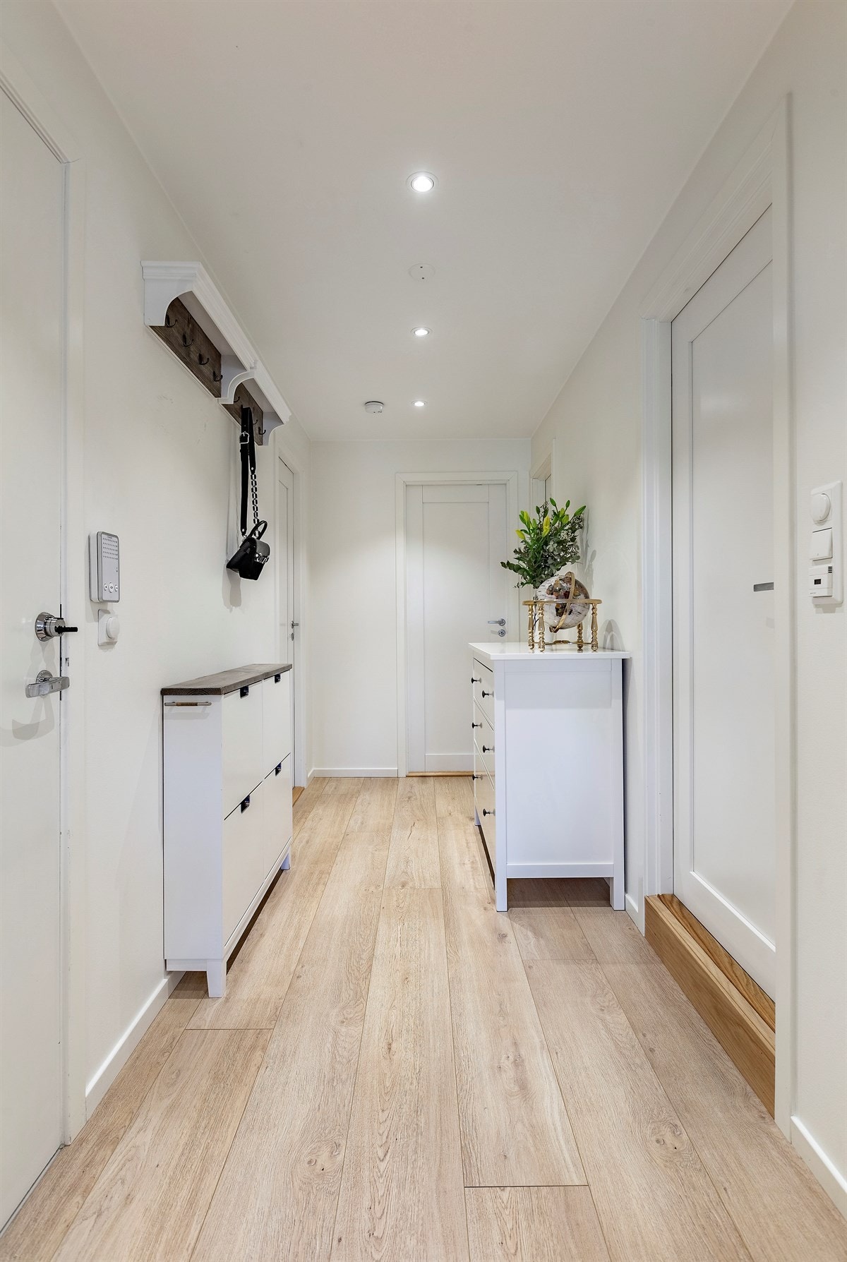 Tiltalende entré med LED downlights og samme gulv som i stue/kjøkken. Galleribilde