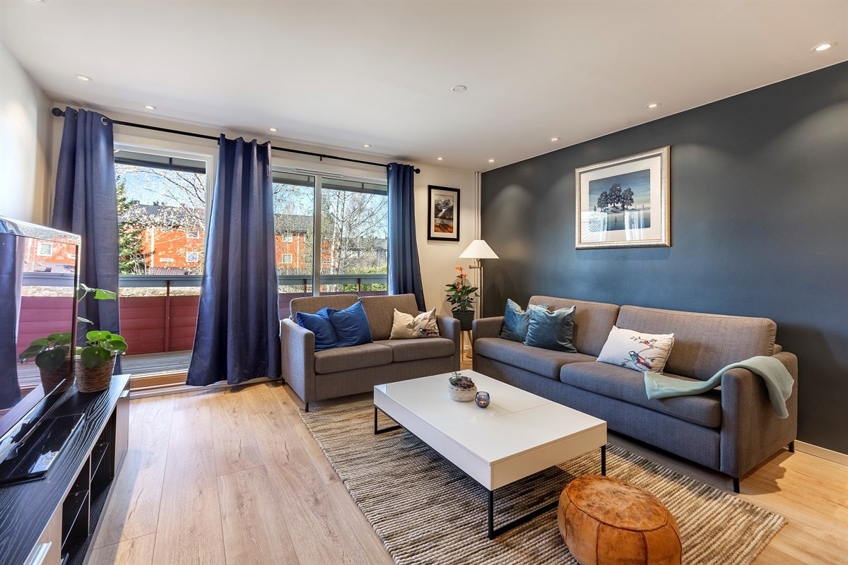 Store vindusflater gir mye lys og en god romfølelse. Galleribilde