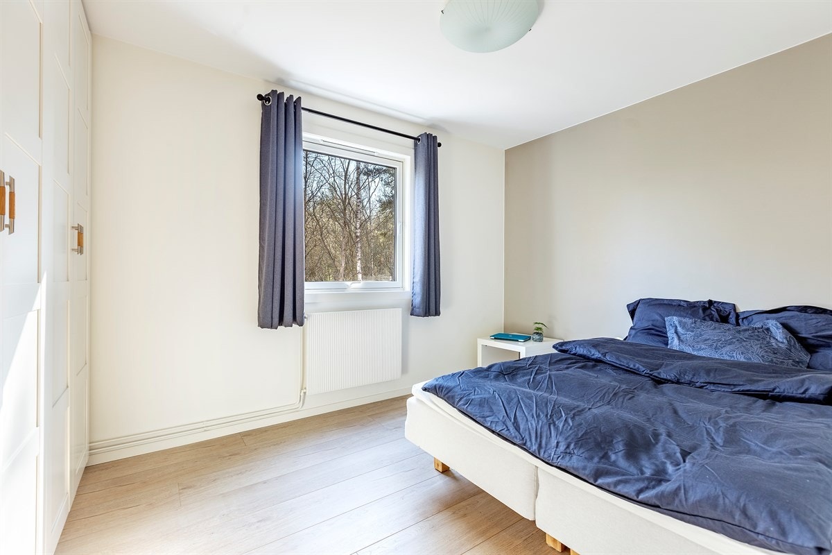 Soverom 1 vender ut mot skogen. Galleribilde