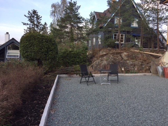 Liten sittegruppe ute Galleribilde