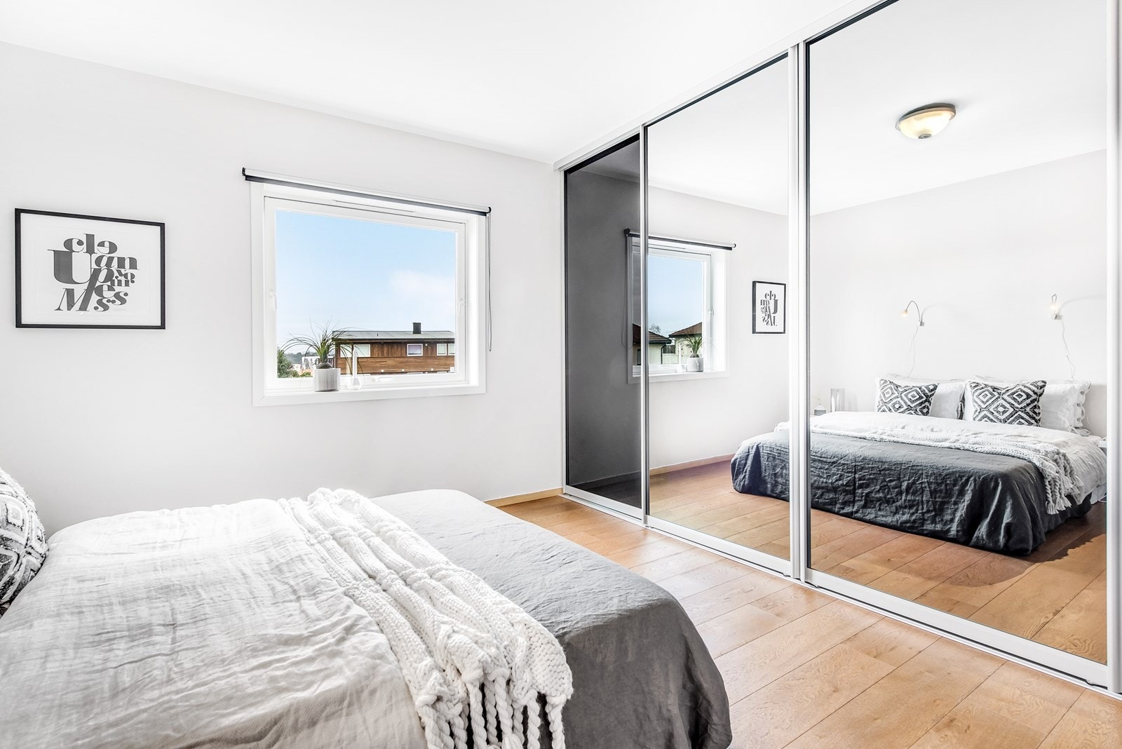 Det andre soverommet har skyvedørsgarderobe med speil. Galleribilde