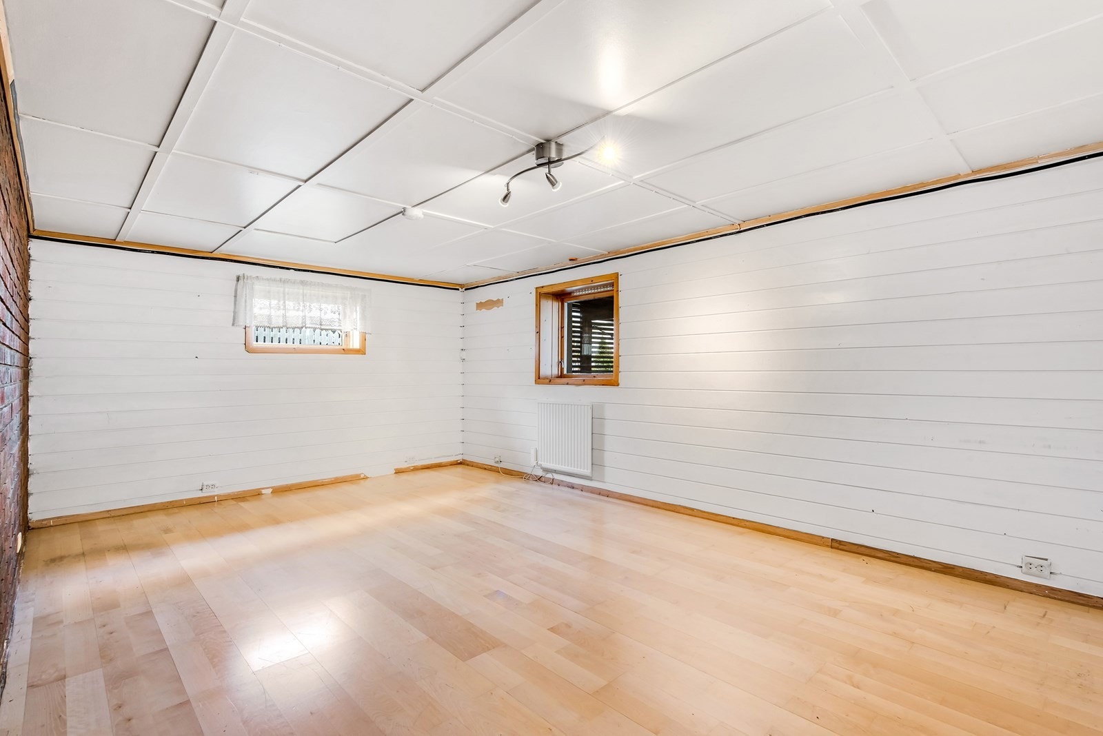 KJellerstue med laminat. Galleribilde