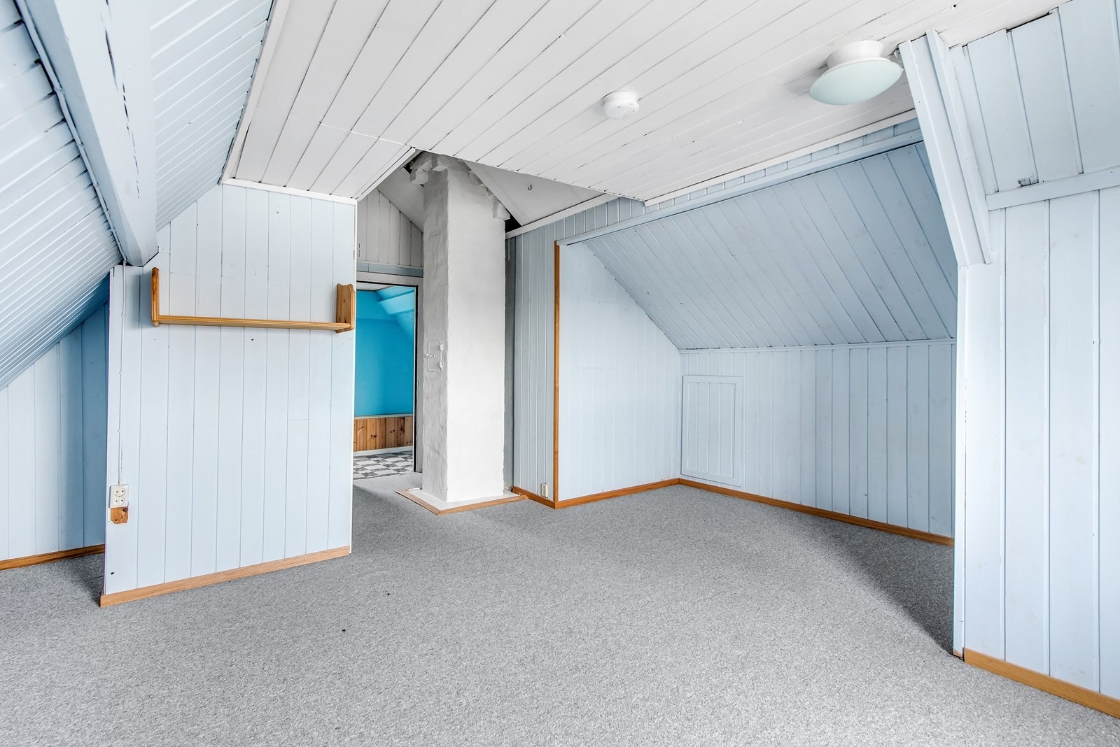 Loft. Bod i enden med vindu. Galleribilde