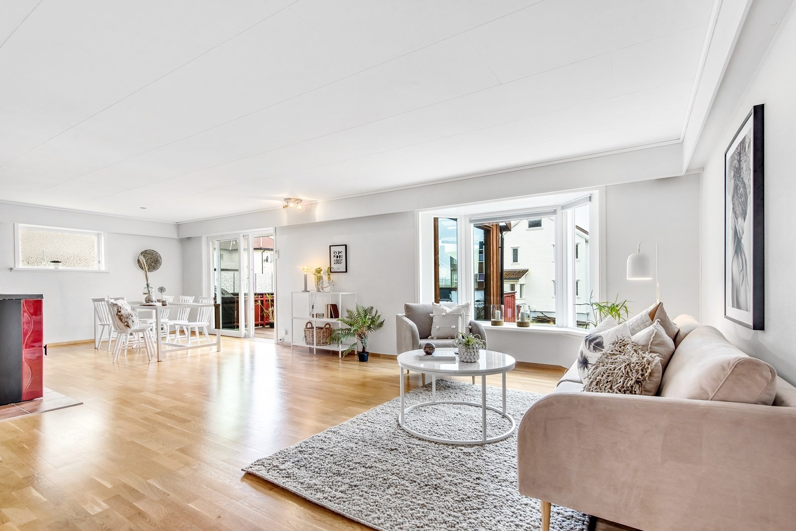 Store vindusflater gir mye dagslys. Galleribilde