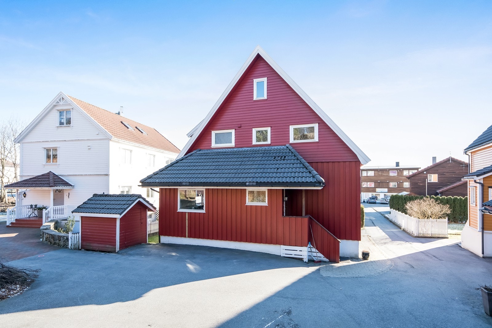 Inngangspartiet som grenser til Buøy skogen. Eiendommen er nylig tilført et areal på ca. 135 kvm. som gir plass til flere biler. Galleribilde