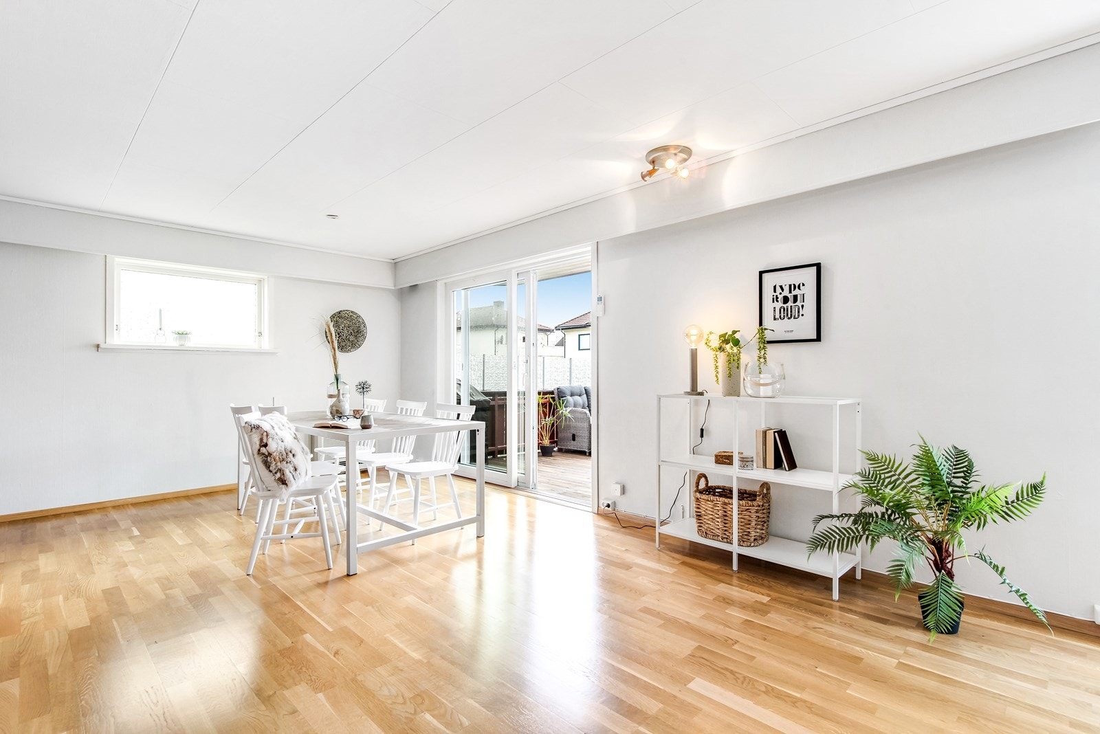 Stuen har både varmepumpe og peletsovn. Galleribilde