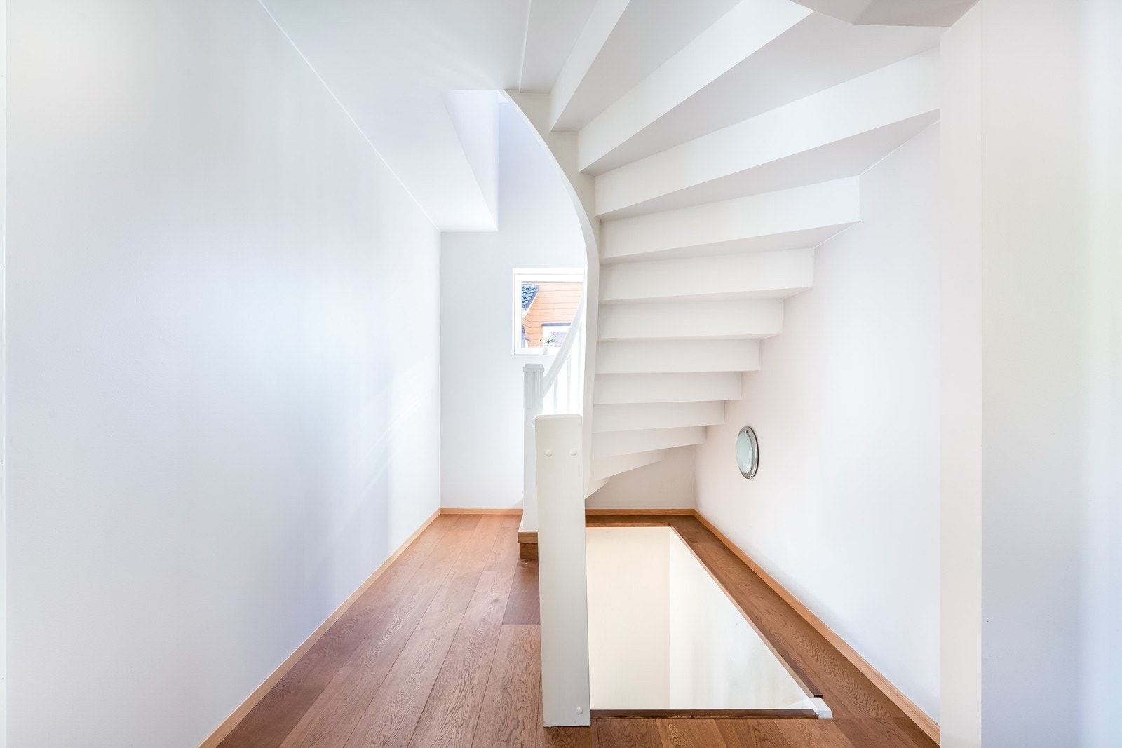 Trapperom mellom etasjene er pent og moderne oppusset. Galleribilde
