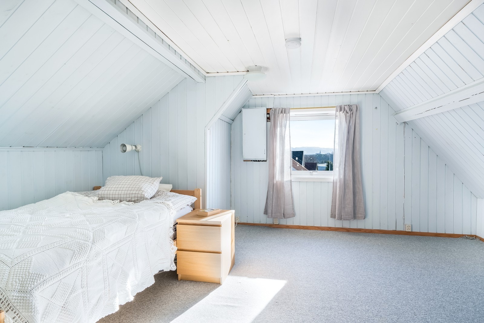 Stue/soverom på loft med fin utsikt. Galleribilde