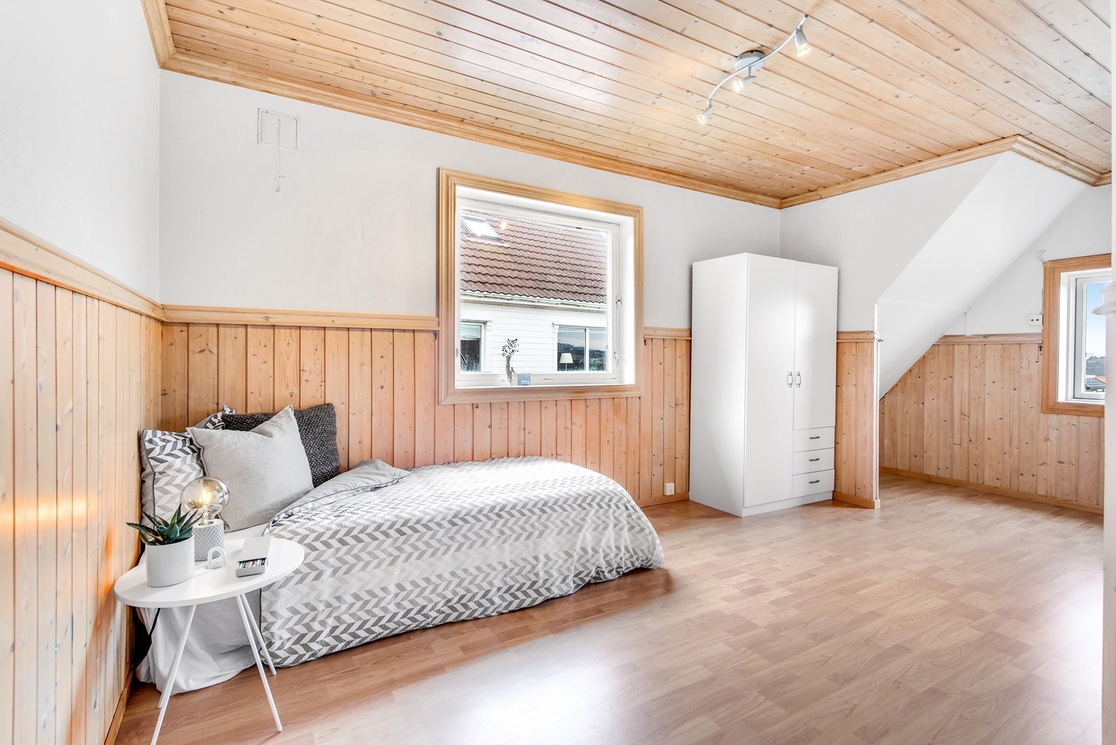 Det ene soverommet i 2.etasje med laminat på gulv og plass til større seng om ønskelig. Galleribilde