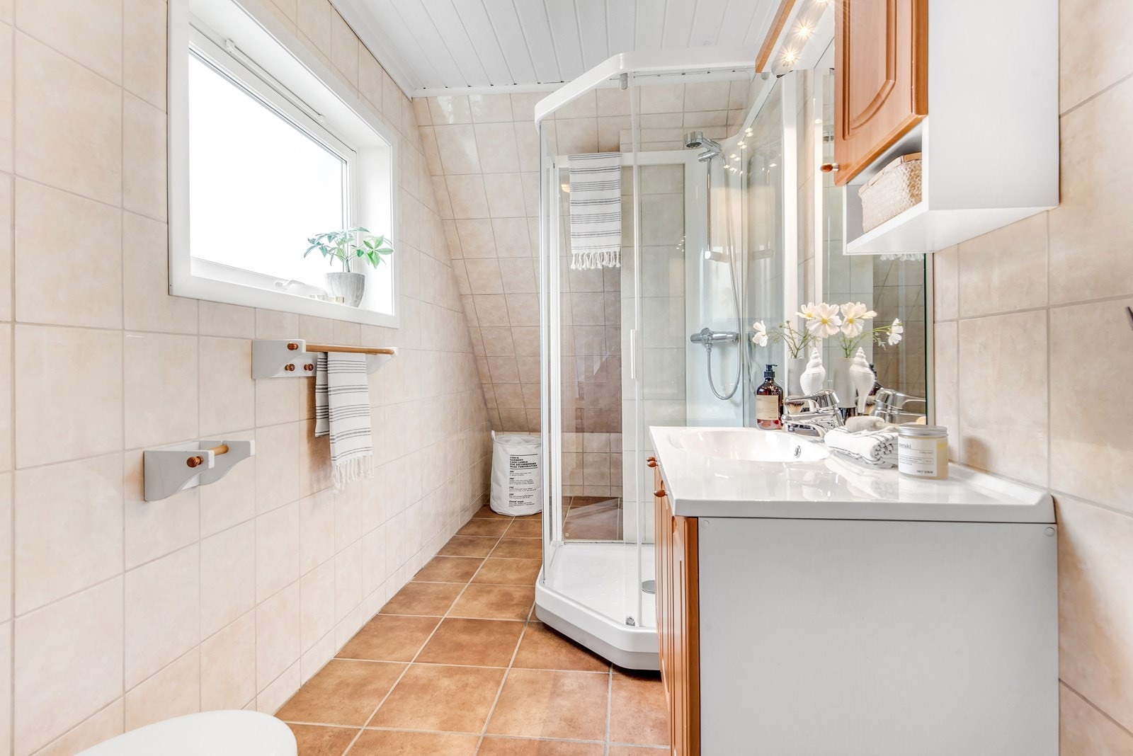 Badet i 2.etasje ligger praktisk plassert ved 3 soverom. Galleribilde
