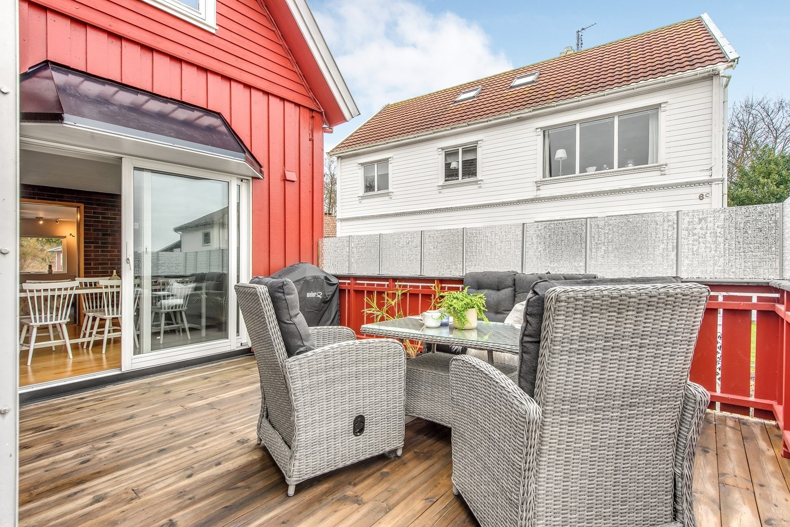 Romslig veranda ut fra stuen mot sør-vest. Galleribilde