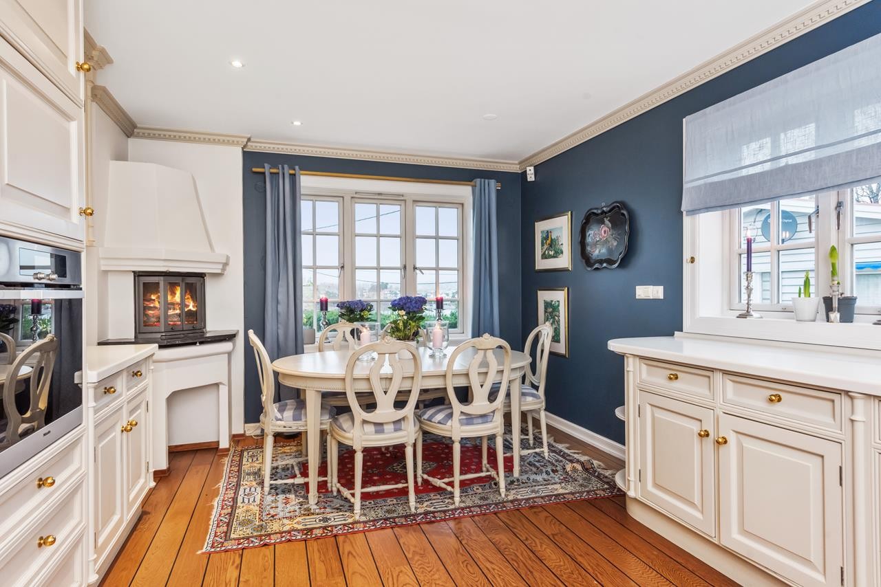 Kjøkkenet er bygget som et familierom. Et koselig sted å gjøre lekser og nyte hverdagsmåltider. Galleribilde