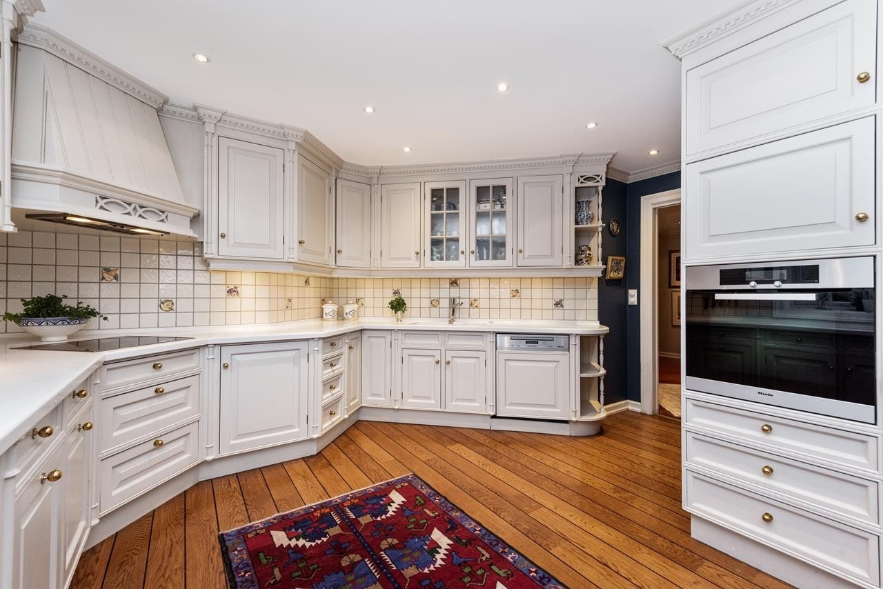 Innredningen er spesialbygget og av høy kvalitet. Korian benkeplate med helstøpt vaskekum. Galleribilde