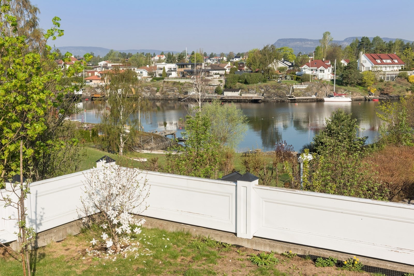 Mange mulighet i nederste del av hagen. Hva med etsvømmebasseng? Galleribilde