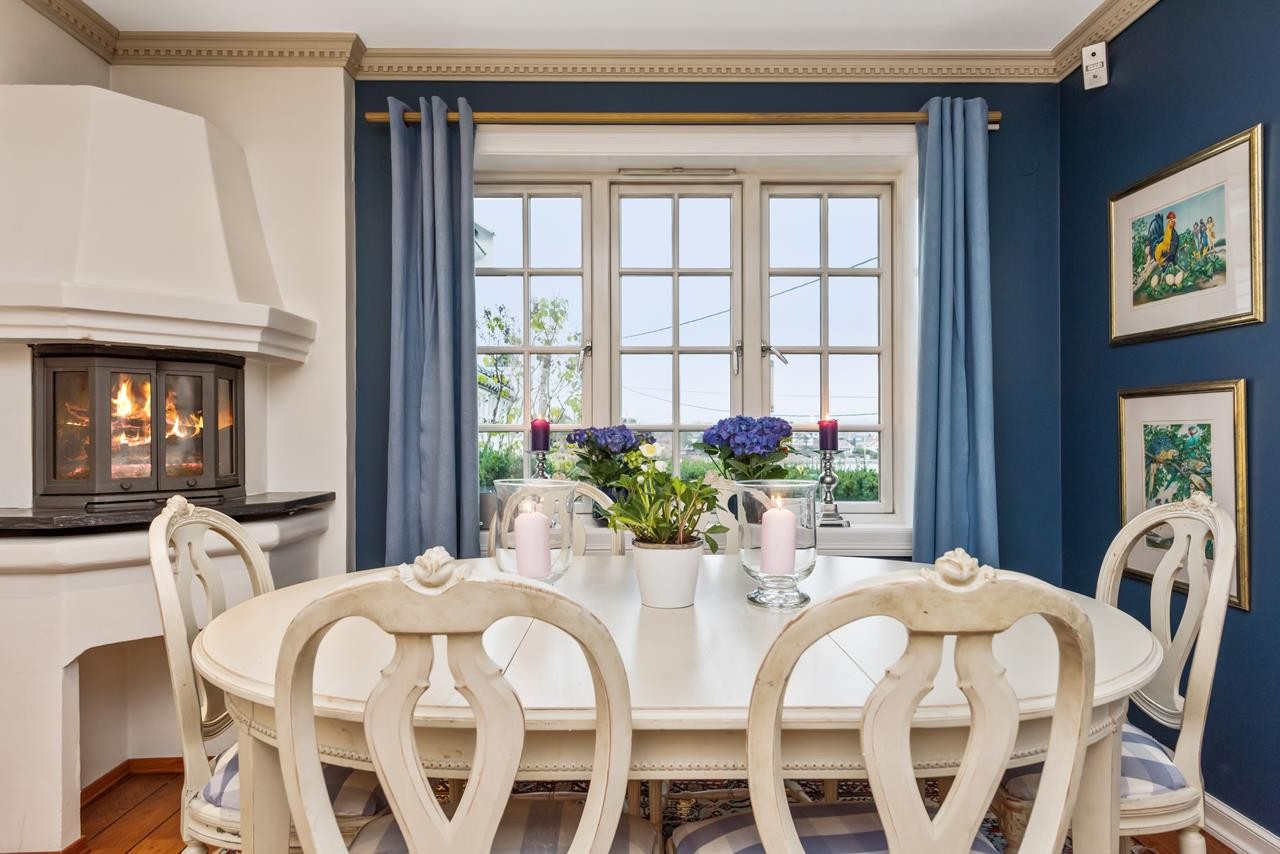 Plass til stort spisebord foran peisen, og det er nydelig utsikt mot sjøen. Galleribilde