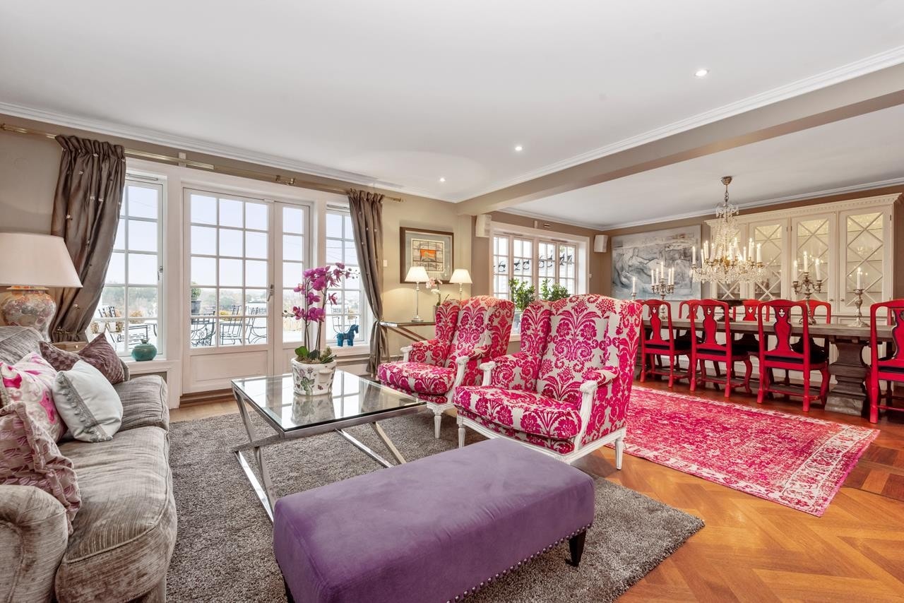 Fra stuen er det dør ut til stor terrasse som har nedgang til hagen. Spesiallaget, motorisert markise dekker hele terrassens bredde og lenge. Galleribilde