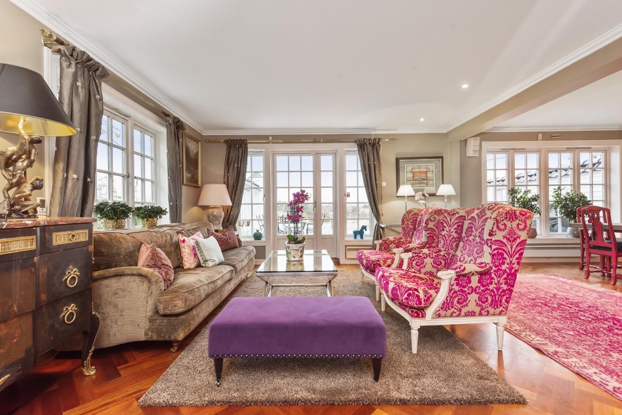 Med sjenerøse vindusflater som peker i to himmelretninger får stuen gjennomstrømmende lysforhold. Galleribilde