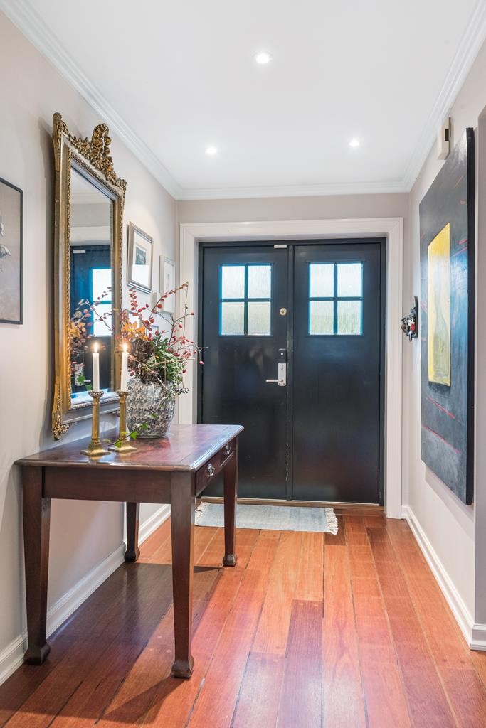 Entre med inngang til gjeste-wc og garderobe. Galleribilde