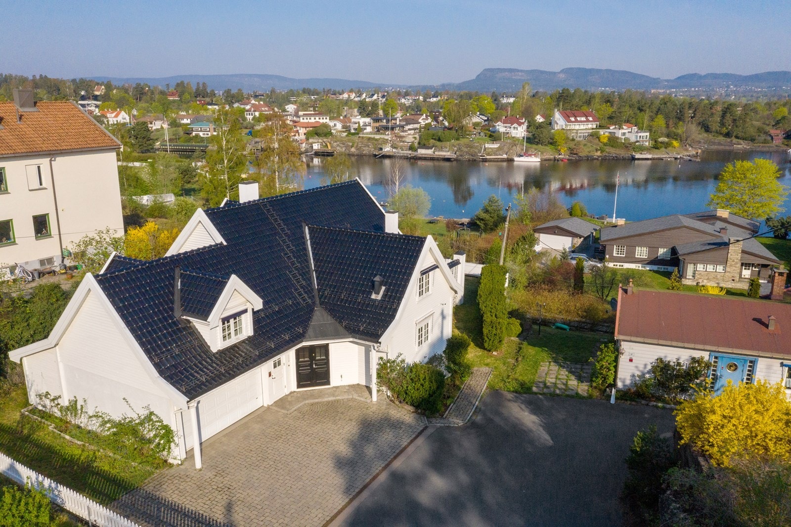 Fredelig og sjønær beliggenhet. Velkommen til Strømstangveien 14c. Galleribilde