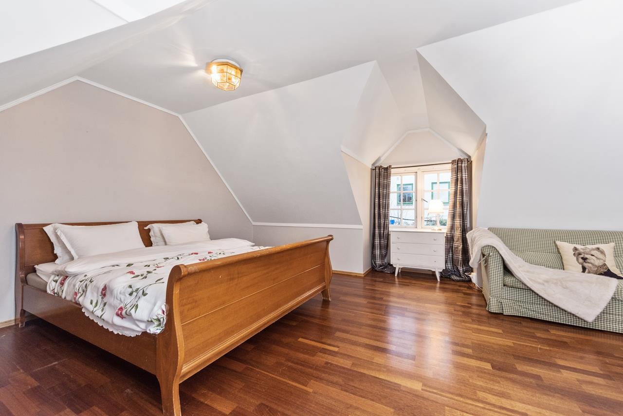 Soverom nr. 3 er enormt og har arkvindu på begge sider av rommet. Galleribilde