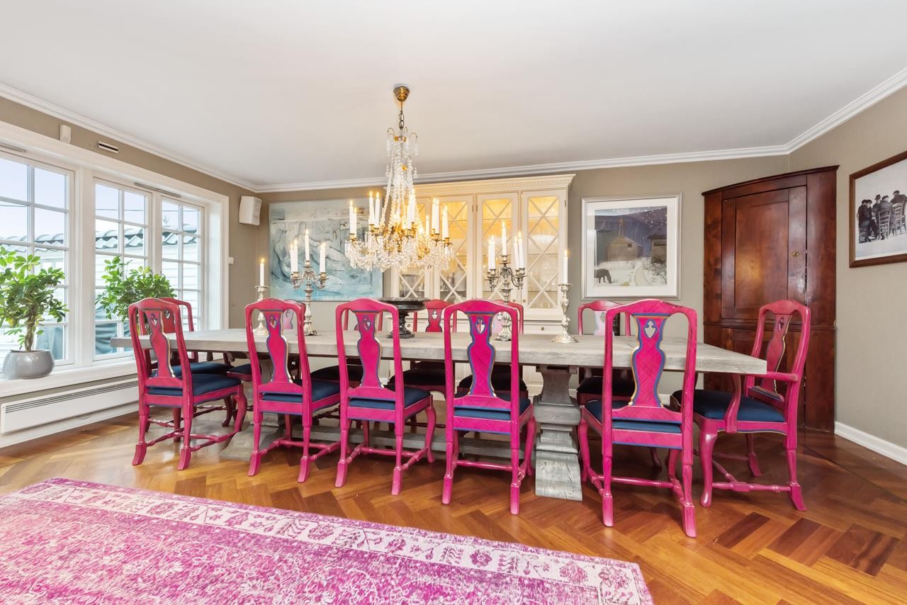 Parkett i fiskebensmønster på gulv. Galleribilde