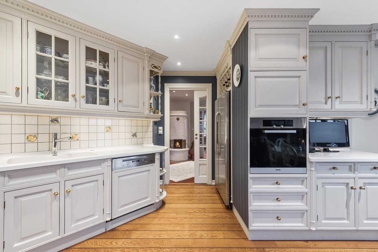 Innredningen er takhøy og svært innholdsrik. Mye skapplass og benkeplass. Galleribilde