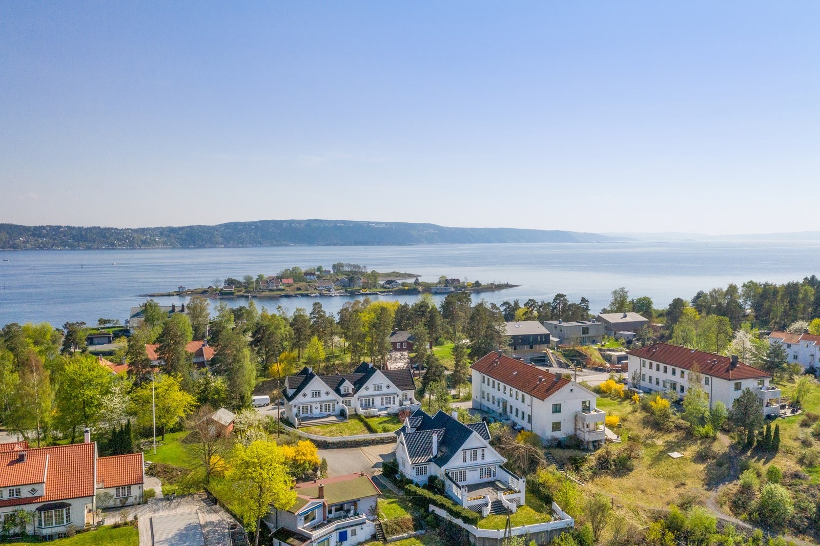 Boligen ligger vestvendt og solen kan nytes på den store terrassen helt til du ser den går ned bak Kolsåstoppen. Galleribilde