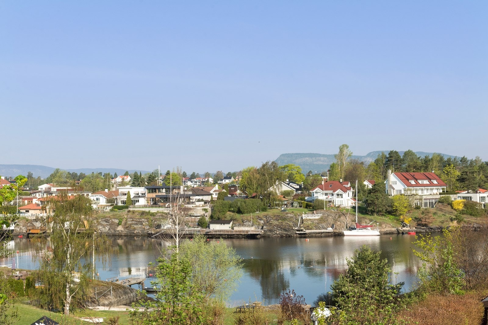 Utsikt mot Snarøykilen og Kolsåstoppen i bakgrunnen. Galleribilde