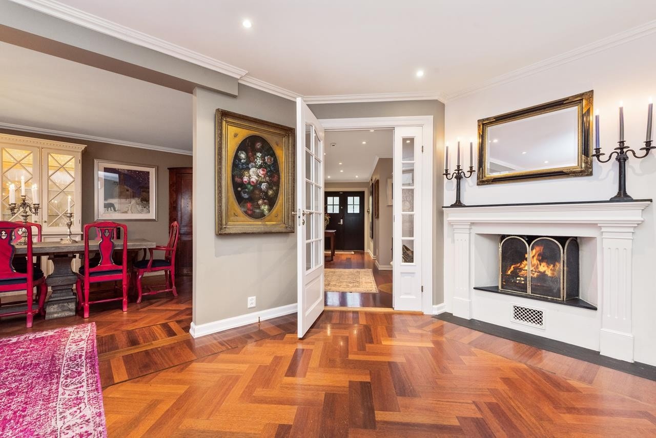 Åpen peis i stuen og doble glassdører til hallen fra både spisestue og stue Galleribilde