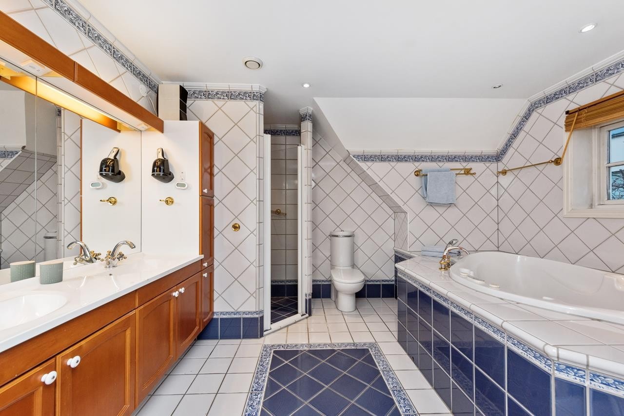 Dobbel servant og rikelig med skapplass på hovedbad. Galleribilde