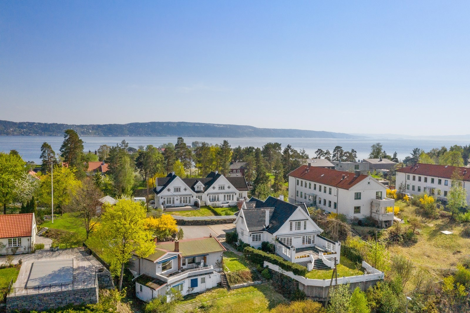 På Strømstangen er det kort vei til sjøen både mot Oslofjorden og mot Snarøykilen. Få meter ned til morgenbadet feks ved Strøms brygge mot Vassholmen. Galleribilde