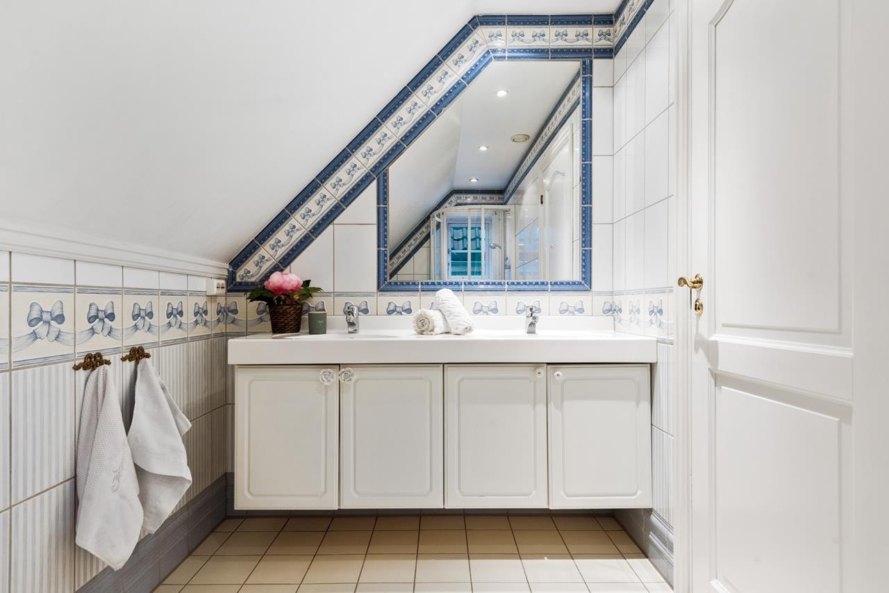 Bad nr. 2 i 2. etasje har også dobbel servant, dusj og wc. Rikelig med skapplass her også. Galleribilde