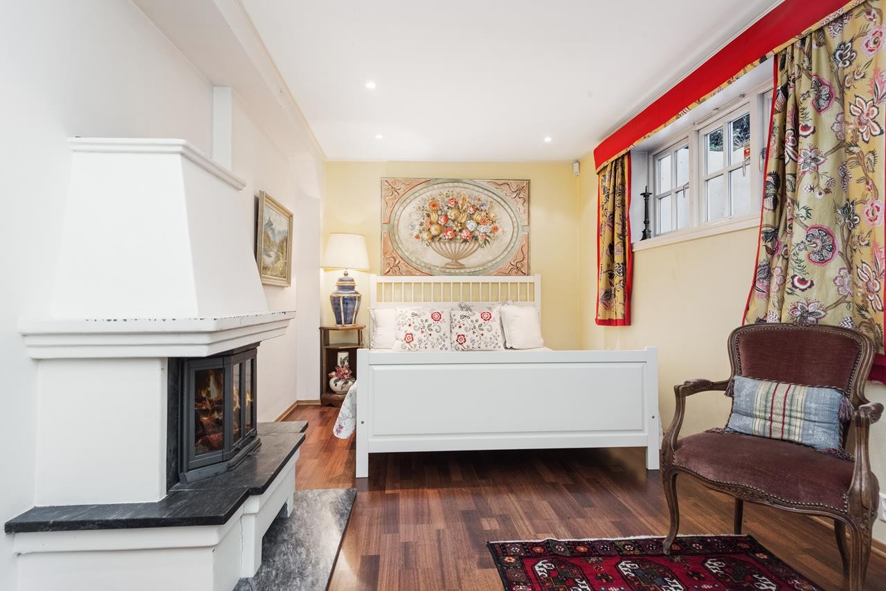 Kjellerstue med peis. Galleribilde