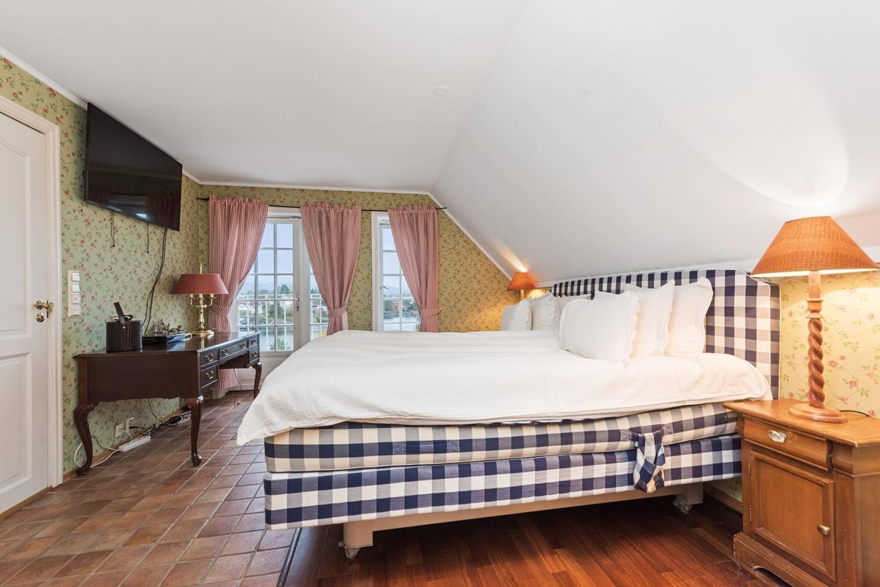 Hovedsoverom med fransk balkong, inngang til garderoberom og hovedbad. Galleribilde