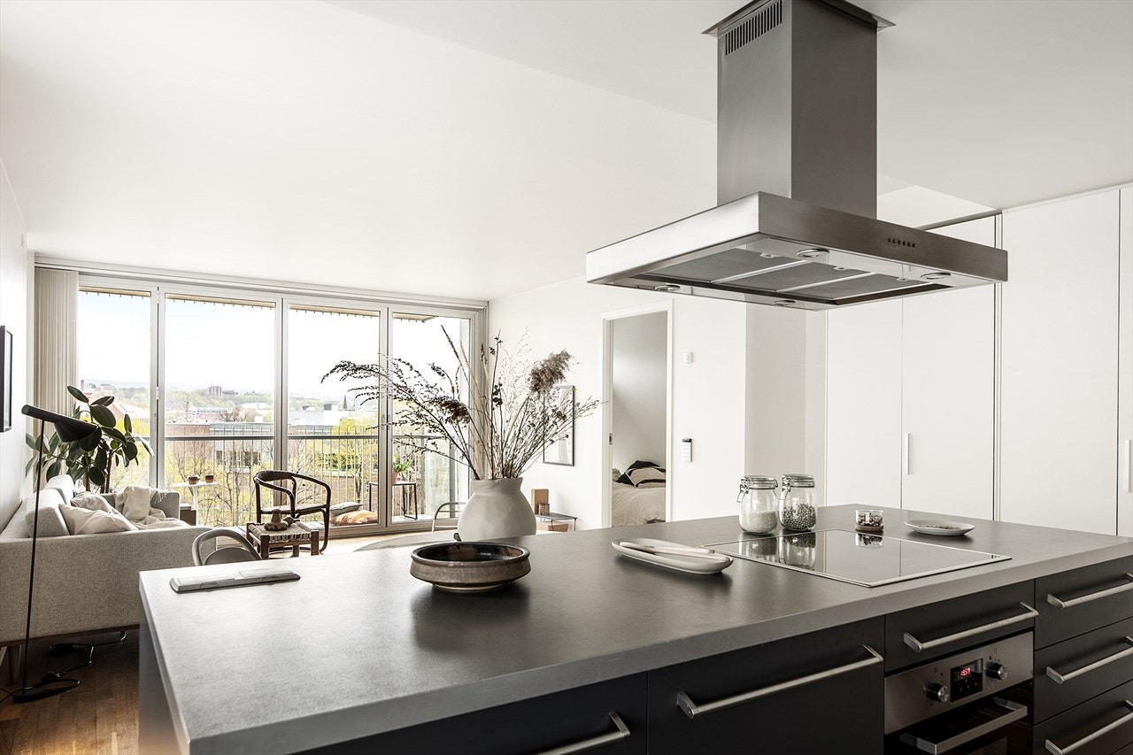 Rikelig med arbeidsplass på kjøkkenet. Laminat mørk benkeplate er et naturlig valg da det er slitesterkt og enkelt å rengjøre. Galleribilde