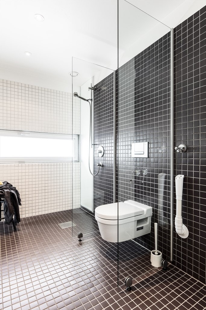 Vegghengt klosett og opplegg for vaskemaskin og god plass til tørketrommel. Galleribilde